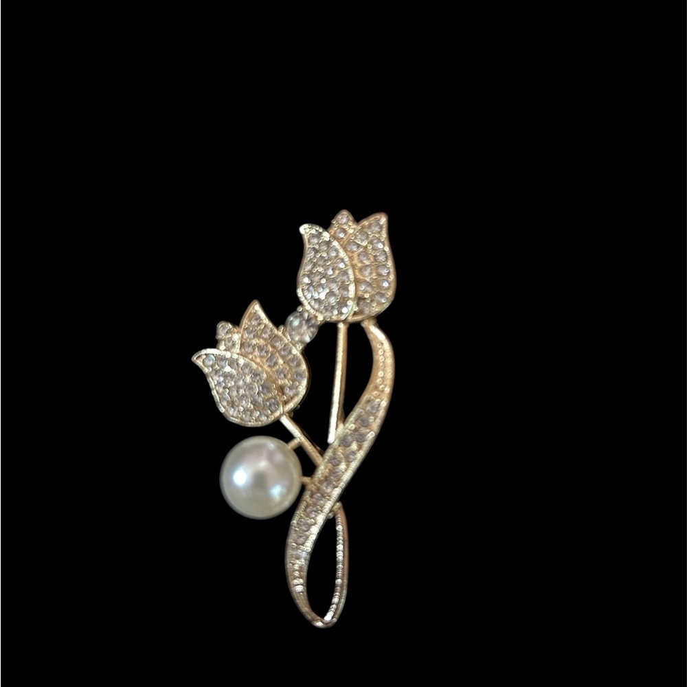 Sophisticated Gold and Silver Floral Brooch with Sparkling Accents